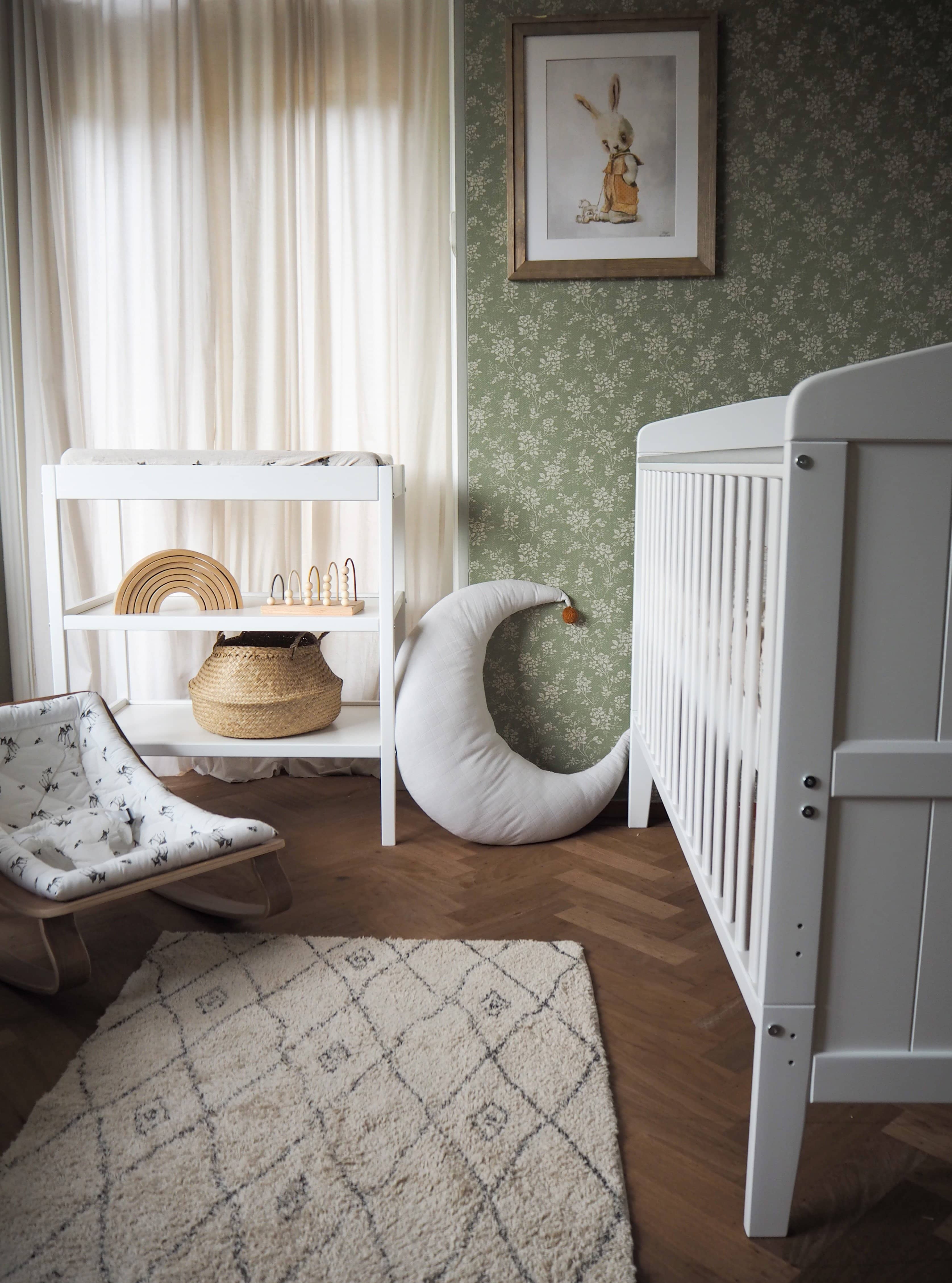 **Möbelset Angebote** Noble weißes Babybett + Tagesbettgitter + Matratze