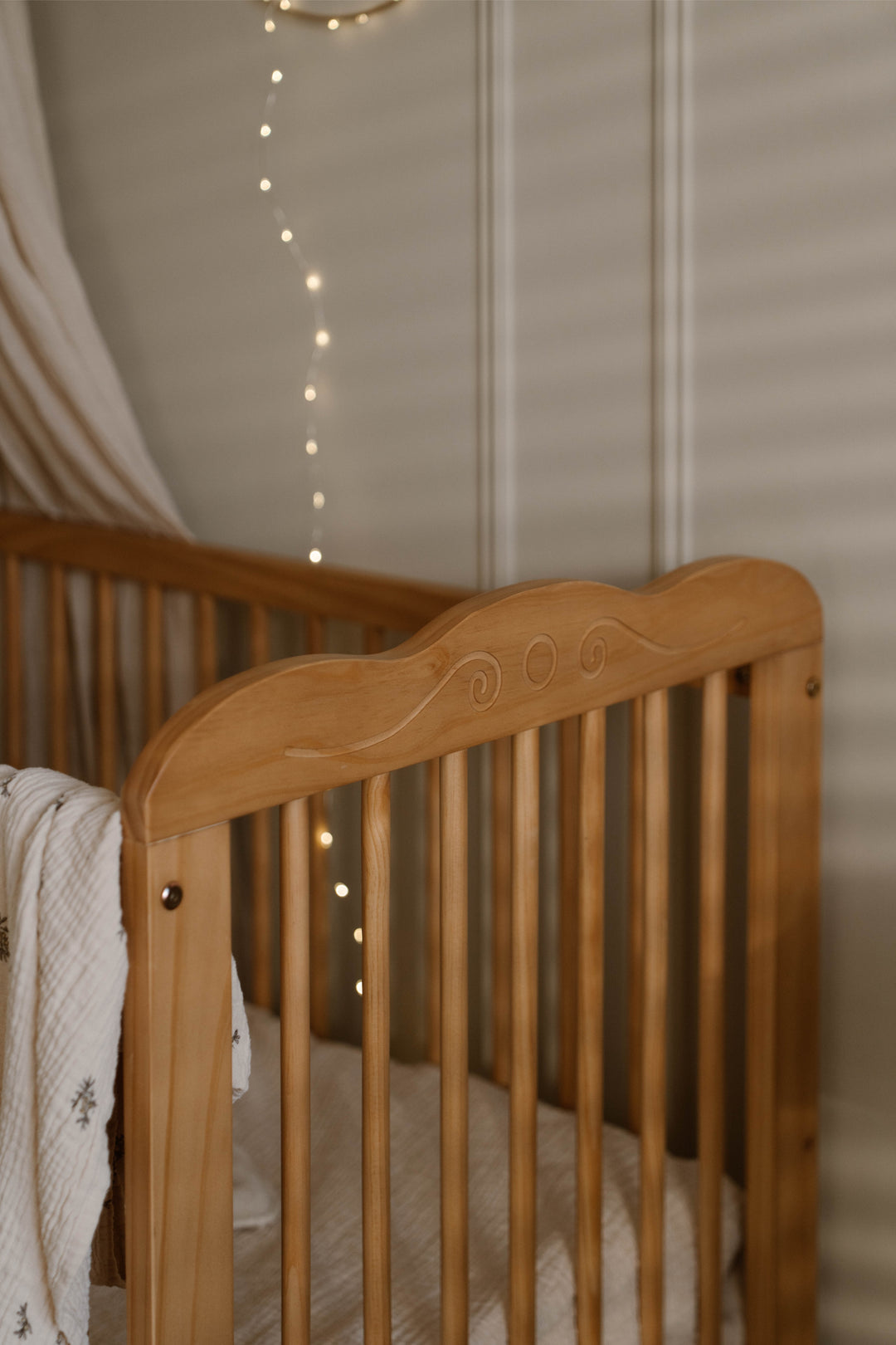 سرير أطفال روز فينتيج